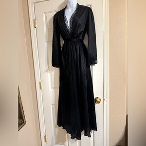 Size M 1970s Sears satin lace long robe black peignoir vintage elegant